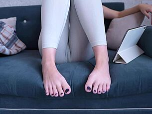 😍 peek my fresh pedicure cameltoe voyeur foot play babe