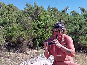 Good bitch takes hard beach pounding 😈🍑💦