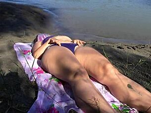 Watching hairy milf pussy outdoors in bikini river sunbathing 😏🌿👙
