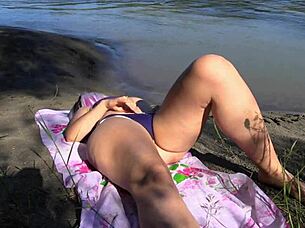 Watching hairy milf pussy outdoors in bikini river sunbathing 😏🌿👙