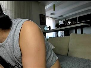Asian babe sucks her own toes while fingering naked pussy in foot worship