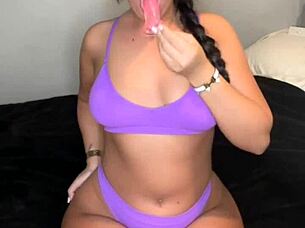 😏 Horny amateur slut fingers herself to squirting orgasm! 💦🔥