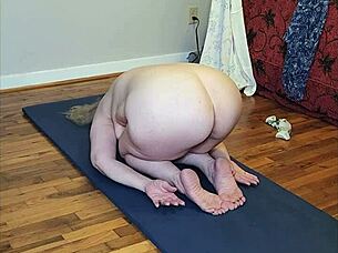 hot mature babe stretches big ass and tits in naked yoga 🧘‍♀️🔥