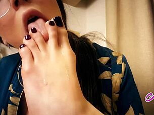 Arianamaybe delivers sloppy toe-sucking foot fetish bliss