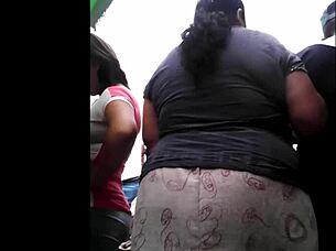 Peruvian babe shopping turns into steamy outdoor fuck