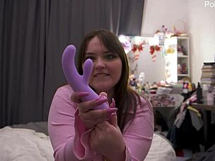 i loove watching this curvy bbw masturbate with her new vibrator toy