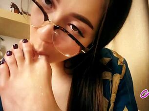 Arianamaybe delivers sloppy toe-sucking foot fetish bliss