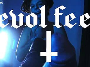 imagine my feet gagging your tongue, slave 😈👅