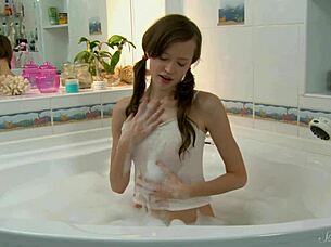 handheld shower makes skinny blonde cum hard wet pussy 💦🚿😩