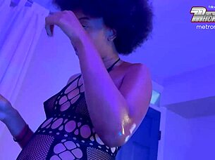 whoa, nympho backstage spills dirty secrets at metromammis