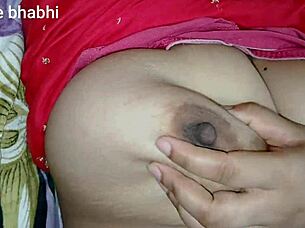 Indian couple fucks creamy pussy in homemade chudai.