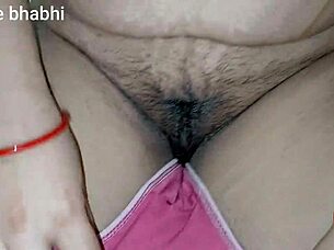 Indian couple fucks creamy pussy in homemade chudai.