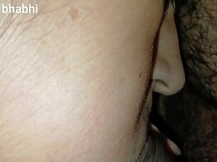 Indian couple fucks creamy pussy in homemade chudai.