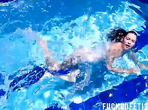 does yessica bunny crave underwater wet pussy contractions?