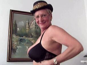 Experienced German cougar in stockings fingers shaved pussy wildly