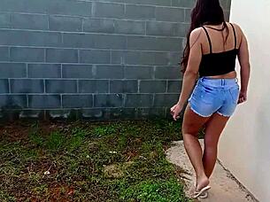 gostosa patroa moans as pedreiro fucks her outdoors hard