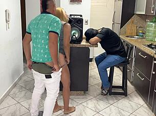 le presto mi novia pa que bailara reggaeton y mi amigo le froto la verga