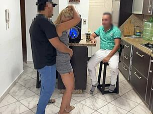 le presto mi novia pa que bailara reggaeton y mi amigo le froto la verga