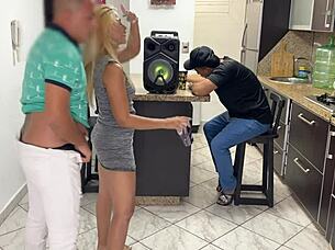 le presto mi novia pa que bailara reggaeton y mi amigo le froto la verga