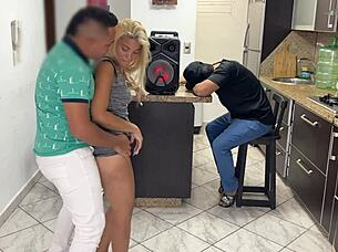 le presto mi novia pa que bailara reggaeton y mi amigo le froto la verga