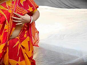 Indian housewife tempts delivery boy into steamy saree doggystyle pounding