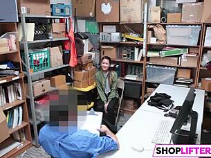 Shoplifting teen picks monster cock over cops! 🍆🚔