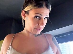 loira fofa treina academia halloween fantasiada puta decote tesao