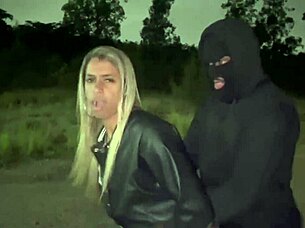 Esposa dá pra amigo na frente do corno e leva gozada até os ovos!