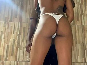 Esposa dá pra amigo na frente do corno e leva gozada até os ovos!