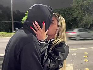 Esposa dá pra amigo na frente do corno e leva gozada até os ovos!