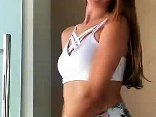 safada dances seductively in her tight little shorts