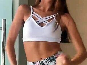 safada dances seductively in her tight little shorts