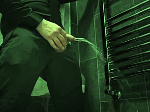 arrapato con vestito sporco dialogo italiano geme piscia cazzo enorme sborrata.