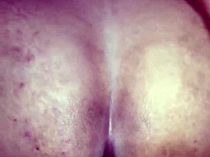 ngentot istri teman indonesian milf squirts riding huge cock missionary