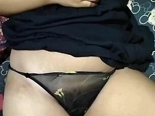 ngentot istri teman indonesian milf squirts riding huge cock missionary