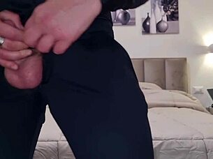 arrapato con vestito sporco dialogo italiano geme piscia cazzo enorme sborrata.