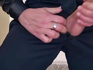 arrapato con vestito sporco dialogo italiano geme piscia cazzo enorme sborrata.