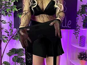 nylon fishnets tempt curvy milf dancing at night club