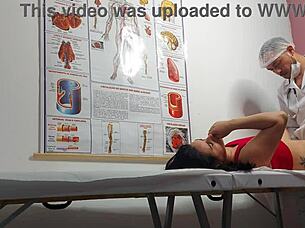 ginecologista fingers ass and fucks patient hard