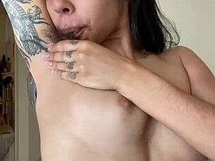 she spreads her hairy armpits for a deep hungry lick