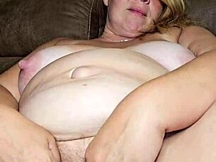 thick preggo milf squirts from huge pussy play