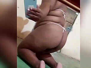 Fogosa crente gordinha masturbates fat pussy with dildo toys