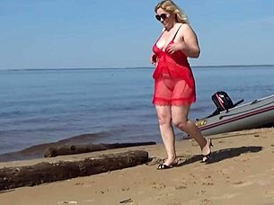 beautiful milf shows off her juicy ass outdoors