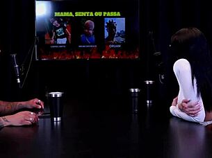 morena safada strips and shows all