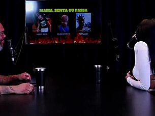 morena safada strips and shows all