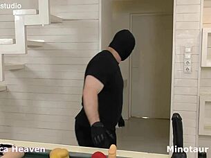 Young bimbo destroys robber with anal fisting