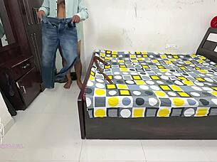 कोमल १२ वी की परीक्षा के डर से टीचर के पास बिंनती करने पहची उसका लैंड पूरा चूत के अंडर लेने को राजी हुई