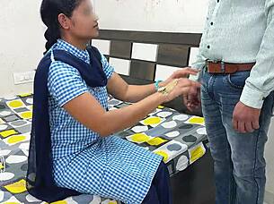 कोमल १२ वी की परीक्षा के डर से टीचर के पास बिंनती करने पहची उसका लैंड पूरा चूत के अंडर लेने को राजी हुई