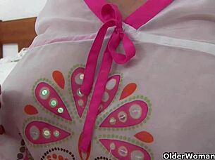 Granny with big tits gets finger fucked
