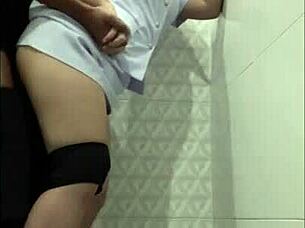 พยาบาลสาวนัดเพื่อนมาเย็ดในห้องน้ำโรงพยาบาล สุดท้ายโดนแตกใส่ปาก